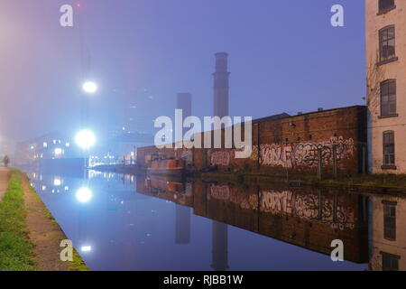 Reflexionen der Tower arbeitet auf Granary Wharf in der Aire and Calder Navigation in Leeds City Centre Stockfoto