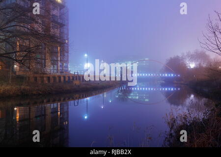 Reflexionen von Whitehall Brücke in Leeds, überspannt den Fluss Aire Stockfoto