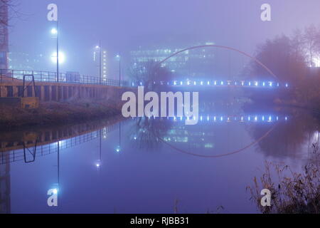 Reflexionen von Whitehall Brücke in Leeds, überspannt den Fluss Aire Stockfoto