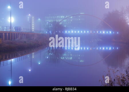 Reflexionen von Whitehall Brücke in Leeds, überspannt den Fluss Aire Stockfoto