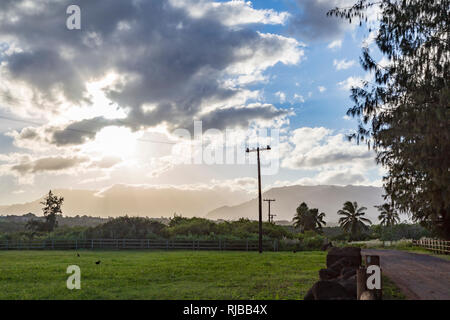 Ein Tag endet auf Kauai, Hawaii: Schöne Aussicht auf Wiesen und Hügel von Kauai. Stockfoto