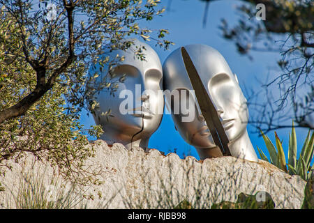 Zwei Kopf Skulptur auf der Oberseite von Salvador Dali's Home, die jetzt ein Museum, Port Lligat, Cadaques, Spanien. Stockfoto