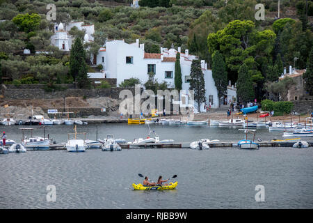 Port Lligat oder Portlligat am Cap de Creus Halbinsel in Cadaques in Spanien, wo der weltberühmte Künstler Salvidor Dali ein Haus hatte. Stockfoto