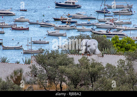 Zwei Kopf Skulptur auf der Oberseite von Salvador Dali's Home, die jetzt ein Museum, Port Lligat, Cadaques, Spanien. Stockfoto