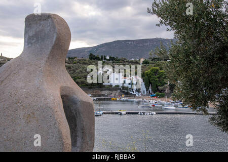 Port Lligat oder Portlligat am Cap de Creus Halbinsel in Cadaques in Spanien, wo der weltberühmte Künstler Salvidor Dali ein Haus hatte. Stockfoto