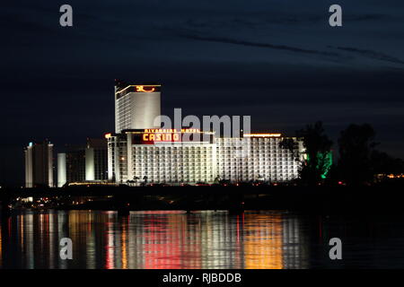 Laughlin Nevada bei Nacht - Laughlin Nevada Skyline, Stadtlichter am Colorado River, Arizona und Nevada Stockfoto