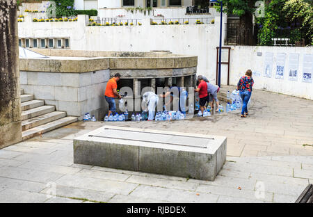 Menschen sammeln der berühmten Agua de Luso Luso (Mineralwasser) aus der kostenlosen Lieferung Brunnen des Hl. Johannes im Zentrum der Stadt Esposende, Portugal Stockfoto