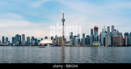 Ansicht des Toronto Waterfront mit dem CN Tower von Toronto Islands. Toronto, Ontario. Stockfoto