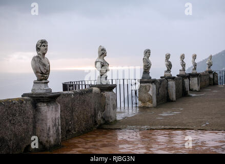 Tagsüber Schuß des Römischen Statuen auf der Terrasse der Unendlichkeit in Ravello, Italien, an der Amalfi Küste Stockfoto