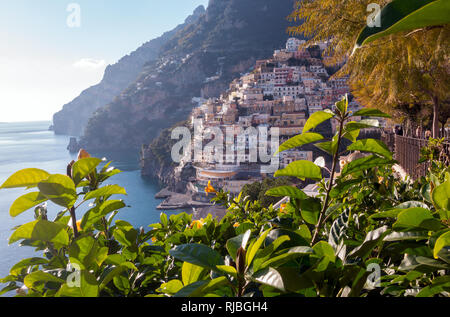 Blick auf Positano Dorf entlang der Amalfiküste in Italien Stockfoto
