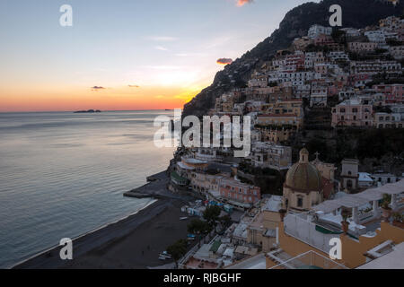 Blick auf Positano Dorf entlang der Amalfiküste in Italien Stockfoto