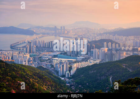 Busan Stadtbild Gwangan Brücke am Sonnenuntergang Stockfoto