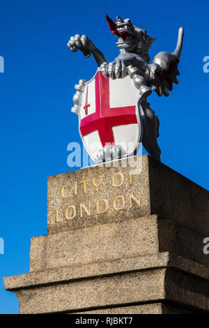 Ein Drache Skulptur auf die London Bridge in London, UK. Es gibt verschiedene Drachen Statue Grenzmarkierungen, die die Grenzen der Stadt London. Stockfoto