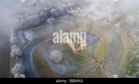 Schloss in Norfolk durch Nebel und Dunst umgeben Steigende Stockfoto