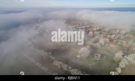 Schloss in Norfolk durch Nebel und Dunst umgeben Steigende Stockfoto