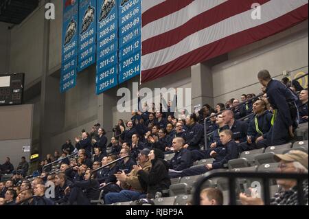 Kadetten von der Alaska militärische Jugend Akademie Beifall auf der Universität von Alaska - Anchorage Seawolves während ihrer jährlichen militärischen Anerkennung hockey Spiel an der Sullivan Arena in Anchorage, Alaska, 13, 2018. Die LF der militärischen Anerkennung Spiel mit der jährlichen Armee gegen Luftwaffe Hockey Spiel zusammenfallen koordiniert. Die Air Force gewann den diesjährigen Spiel 11-1. Stockfoto