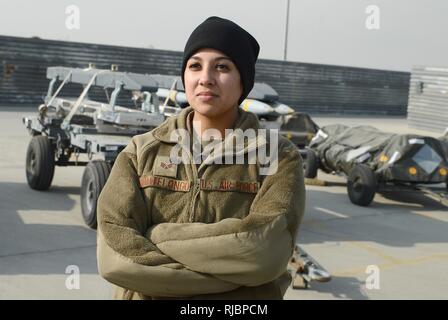 Senior Airman Alyssa Montelongo (links), 455Th Expeditionary Maintenance Squadron Munition online Crew Chief, posiert für ein Foto Jan. 8, 2018 am Flughafen Bagram, Afghanistan. Montelongo ist zurzeit von Shaw Air Force Base, S.C. eingesetzt, und auf ihrem ersten Einsatz dienen. Stockfoto