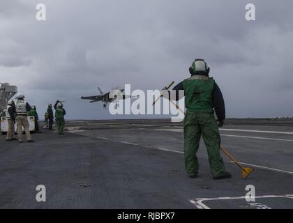 Atlantik (Jan. 15, 2018) - Matrosen auf USS Gerald R. Ford's (CVN 78) Luft Abteilung zusehen, wie ein F/A-18F Super Hornet, Die "Schwarzen Löwen" von Strike Fighter Squadron (VFA) 213, Ansätze onboard Ford's Flight Deck zu Land zugewiesen. Ford ist im Gange, die Durchführung von Test und Bewertung. Stockfoto