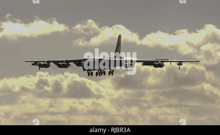 Ein US Air Force Bomber B-52 Stratofortress landet bei Andersen Air Force Base, Guam, Jän. 16., 2018. Die stratofortress ist einer von sechs US Air Force B-52 H Stratofortress Bombers und ca. 300 Flieger von Barksdale Air Force Base (AFB), Louisiana, Bereitstellung der Andersen AFB, Guam, zur Unterstützung des US Pacific Command (FIRMA PACOM) Kontinuierliche Bomber Präsenz (CBP) Mission. Stockfoto
