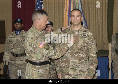 Brig. Gen. Sean C. Bernabe, Commander, Task Force Marne, 3 Infanterie Division, wurde von Oberst zu allgemeinen in Fort Stewart, Ga, 11. Januar 2018 Brigadier befördert. Generalleutnant Stephen J. Townsend, Kommandierender General, XVIII Airborne Corps, in der Zeremonie teilnahm und entfernte den Colonel Rang vor bernabe's Frau, Jayne, der brigadegeneral Rang auf seine Brust gelegt. Stockfoto