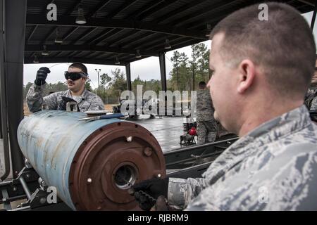 Staff Sgt. John Beeson, 23 d Maintenance Squadron (MXS) Munition Inspector, rechts, jagt eine Scharfschaltung Kabel durch den Kabelkanal eines Joint Direct Attack Munition zu älteren Flieger Koal Allen, 23d MXS storage Facharbeiter, Jan. 11, 2018, bei Moody Air Force Base, Ga. Die 23d MXS ein Kampf Munition Klasse gewöhnen zu helfen und die Bereitschaft, Ihre Flieger gut in einer bereitgestellten Umgebung durchführen zu verbessern. Stockfoto