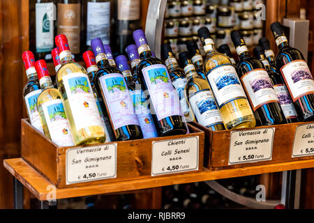 San Gimignano, Italien - 27. August 2018: Stadt Dorf in der Toskana bei Tag und bei Wein, mit verpackten Flaschen der lokalen Getränk namens Vernaccia, Chian Stockfoto