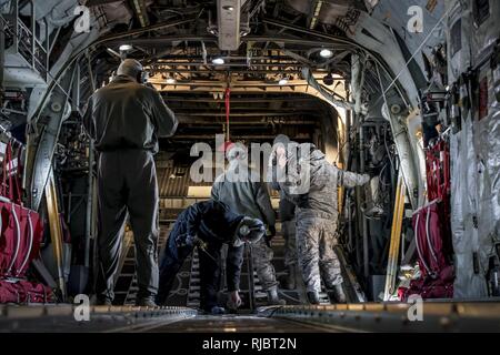 Tech. Sgt. Chris Brandal führt vor Flug Inspektionen der C-130H Hercules während Wartung Gruppe Mitglieder der hydraulischen Systeme während der bitteren Kälte Jan. 16, 2018, an der 179th Airlift Wing, Mansfield, Ohio prüfen. Die 179Th Airlift Wing Maintenance Group prüft regelmäßig, alle Aspekte ihrer Flugzeuge mission Bereitschaft mit bereit Flieger und Flugzeuge bereit zu halten. Stockfoto