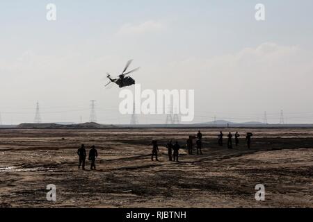 5. US-Flotte EINSATZGEBIET (Jan. 12, 2018) ein französischer NH 90 Cayman Hubschrauber, ins Leben gerufen von der Französischen Amphibious Assault ship LHD Tonnerre (L 9014), führt die bilateralen Training mit US-Marines. Tonnerre, mit Eingeschifft Marinesoldaten und Matrosen aus dem 15 Marine Expeditionary Unit und Naval Amphibious Force, Task Force 51, 5. Marine Expeditionary Brigade, die Maritime Security Operations innerhalb der USA 5 Flotte Einsatzgebiet die regionale Stabilität, die die Freiheit der Schiffahrt und des freien Handels zu gewährleisten. Stockfoto