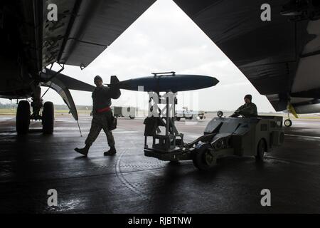 Senior Airman Cesar Villalobos, 5 Aircraft Maintenance Squadron Waffen laden Crew (links), Leitfäden Airman 1st Class Michael Gagnon, 5 Aircraft Maintenance Squadron Waffen laden Besatzungsmitglied, während einer Munition laden an einer B-52 Stratofortress an RAF Fairford, England vor einer Mission am Jan. 11, 2018. Etwa 300 Flieger und vier B-52H Stratofortress Flugzeuge auf den 5 Bombe Flügel am Minot Air Force Base, N.D. zugewiesen sind, an gemeinsamen und Ausbildung der alliierten Bomber, um die Interoperabilität zu verbessern. Stockfoto