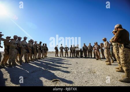 BAHRAIN (Jan. 14, 2018) eine Bahrain Defence Force Soldat interpretiert Anweisungen von US-Marines zu Flotte Anti-Terrorismus Security Team, Central Command, eine untergeordnete Befehl von Naval Amphibious Force, Task Force 51, 5. Marine Expeditionary Brigade-TF 51/5, vor der Durchführung von Close Quarters Battle Training. TF 51/5 Mitarbeiter häufig beteiligt sich an Fachexperten Austauschmöglichkeiten mit Partner Nationen Expertise in der jeweiligen Felder zu teilen und über Partner nation Funktionen aufbauen, um die regionale Stabilität zu erhöhen und die Interoperabilität zu verbessern. Stockfoto