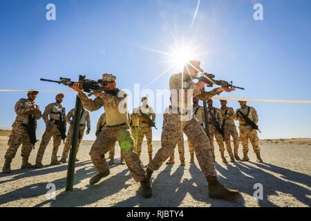 BAHRAIN (Jan. 14, 2018) US Marine Corps Cpl. Kaler Bischof (rechts) und der Cpl. Matthäus Elms (links), beide Gewehrschützen zu Flotte Anti-Terrorismus Security Team, Central Command, eine untergeordnete Befehl von Naval Amphibious Force, Task Force 51, 5. Marine Expeditionary Brigade-TF 51/5, zeigen Close Quarters Battle Training in Bahrain Defence Force Soldaten. TF 51/5 Mitarbeiter häufig beteiligt sich an Fachexperten Austauschmöglichkeiten mit Partner Nationen Expertise in der jeweiligen Felder zu teilen und über Partner nation Funktionen aufbauen, um regionale Stabilität und Im zu erhöhen. Stockfoto