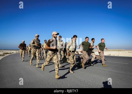 BAHRAIN (Jan. 14, 2018) Flotte Anti-terror-Security Team, Central Command, eine untergeordnete Befehl von Naval Amphibious Force, Task Force 51, 5. Marine Expeditionary Brigade-TF 51/5 und Bahrain Defence Force Soldaten Übung zusammen vor der Durchführung Close Quarters Battle Training. TF 51/5 Mitarbeiter häufig beteiligt sich an Fachexperten Austauschmöglichkeiten mit Partner Nationen Expertise in der jeweiligen Felder zu teilen und über Partner nation Funktionen aufbauen, um die regionale Stabilität zu erhöhen und die Interoperabilität zu verbessern. Stockfoto