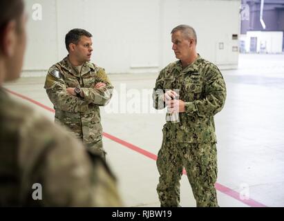 Fleet Master Chief (SS/SW) Crispian Addington, europäische Soldaten den Befehl Senior Leader Touren die 352 d Special Operations Wing und trifft mit Staats- und Regierungschefs und Flieger bei seinem Besuch in RAF Mildenhall, 10 Jan., 2018. Fleet Master Chief Addington sprach über die Bedeutung der richtigen Wartung und Sicherheit Protokolle der Erfolg der Mission zu gewährleisten Flieger. Stockfoto