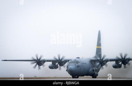 Eine C-130 H Taxis durch den Nebel nach der Ankunft in Eglin Air Force Base, Fla., Jan. 11. Luftwaffe erste voll aufgerüstet C-130H ist hier für Test und Evaluierung auf die neue modifizierte Propeller und Motoren. Stockfoto