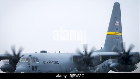 Eine C-130 H Taxis durch den Nebel nach der Ankunft in Eglin Air Force Base, Fla., Jan. 11. Luftwaffe erste voll aufgerüstet C-130H ist hier für Test und Evaluierung auf die neue modifizierte Propeller und Motoren. Stockfoto