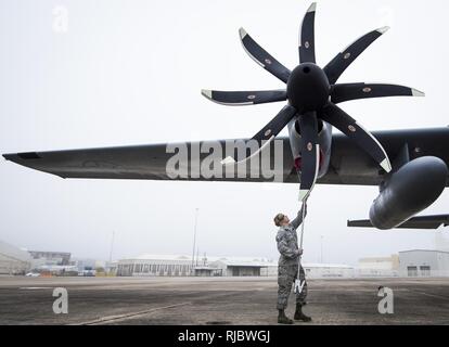 Staff Sgt. Ethan Mulhern, 153 Airlift Wing Maintainer, Orte ein Deckel über ein C-130 H Luftansaugkrümmer des Motors nach der Ankunft in Eglin Air Force Base, Fla., Jan. 11. Luftwaffe erste voll aufgerüstet C-130H ist hier für Test und Evaluierung auf die neue modifizierte Propeller und Motoren. Stockfoto