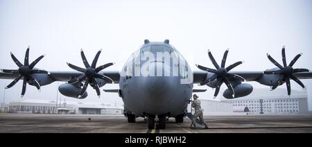 Ein 153 Airlift Wing Betreuer Stopfen in einen Generator, Kabel in Ihrem C-130 H nach der Ankunft in Eglin Air Force Base, Fla., Jan. 11. Luftwaffe erste voll aufgerüstet C-130H ist hier für Test und Evaluierung auf die neue modifizierte Propeller und Motoren. Stockfoto