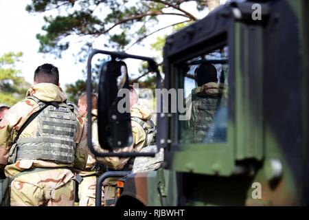 Älterer Flieger Anthony Vega und andere 4. Security Forces Squadron Flieger, die Teilnahme an einer Gruppe Briefing nach einem simulierten Angriff während der Übung Thunderdome 08-07, Jan. 11, 2018, bei Seymour Johnson Air Force Base, North Carolina. Thunderdome ist entworfen, um die Flieger in ein Krieger Denkrichtung zu halten und Taktiken, Techniken und Verfahren unnötigen Verlust des Lebens oder Verletzungen im Falle eines realen Ereignis zu verhindern schärfen. Stockfoto