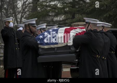 Marine Corps Körper Träger, Bravo Company, Marine Barracks Washington D.C., bereiten Sie sie vor, Generalmajor Paul A. Fratarangelo zu seiner letzten Ruhestätte während eines vollen Ehren Beerdigung auf dem Arlington National Cemetery, Arlington, Va., Jan. 16, 2018 zu tragen. Marine Barracks Washington ist die Heimat der Marines, die Unterstützung für alle Marine Corps Begräbnisse und viele hochrangige Regierungsbeamte "Beerdigungen innerhalb der National Capital Region. Stockfoto