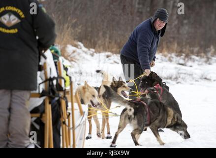 Ein Sled Dog Team bietet Fahrten zu Hillberg Skigebiet Besucher an Joint Base Elmendorf-Richardson, Alaska, 14.01.2018. Als Teil der Moral, Wohlfahrt und Erholung Programm bewirtet durch die 673 d Force Support Squadron und JBER Life Team, die hillberg Skigebiet bietet die mit Base Access eine Vielzahl von Wintersportmöglichkeiten und Veranstaltungen. Stockfoto