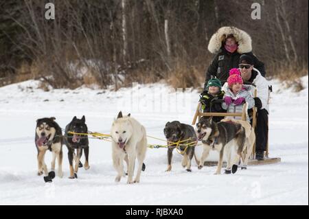 Ein Sled Dog Team bietet Fahrten zu Hillberg Skigebiet Besucher an Joint Base Elmendorf-Richardson, Alaska, 14.01.2018. Als Teil der Moral, Wohlfahrt und Erholung Programm bewirtet durch die 673 d Force Support Squadron und JBER Life Team, die hillberg Skigebiet bietet die mit Base Access eine Vielzahl von Wintersportmöglichkeiten und Veranstaltungen. Stockfoto