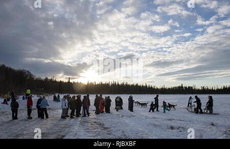 Ein Sled Dog Team bietet Fahrten zu Hillberg Skigebiet Besucher an Joint Base Elmendorf-Richardson, Alaska, 14.01.2018. Als Teil der Moral, Wohlfahrt und Erholung Programm bewirtet durch die 673 d Force Support Squadron und JBER Life Team, die hillberg Skigebiet bietet die mit Base Access eine Vielzahl von Wintersportmöglichkeiten und Veranstaltungen. Stockfoto