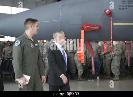 Verteidigungsminister James N. Mattis Spaziergänge mit Oberst Joseph Kunkel, 366 Fighter Wing Commander, nach einem Rathaus in Mountain Home Air Force Base, Idaho, Jan. 16, 2018. Mattis met mit Sockel Führung und beantwortete Fragen aus dem Flieger im Rathaus. Stockfoto