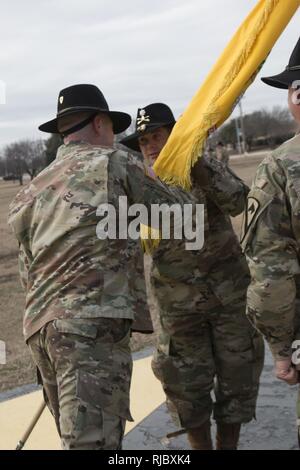 Eingehende Kommandant Oberstleutnant Kevin Schwarz akzeptiert die Guidon von greywolf Commander John K. Woodward offiziell die Annahme des dritten Bataillon, 8th Cavalry Regiment, 3. gepanzerte Brigade Combat Team, 1.Kavallerie Division, während der Befehl Zeremonie, auf Cooper Feld, 31.01.11. Stockfoto