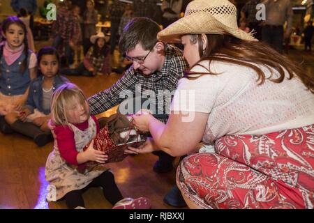 Service für Mitglieder und ihre Töchter nehmen an der Stiefel'n Belles Daddy-Daughter Dance an Marine Corps Air Station Iwakuni, Japan, Jan. 13, 2018. Väter und Töchter tanzten, machte Bilder, Spiele gespielt und gewonnen Gewinnspiel Wettbewerbe, wie sie die Nacht gemeinsam erstellt und Erinnerungen zusammen. Stockfoto