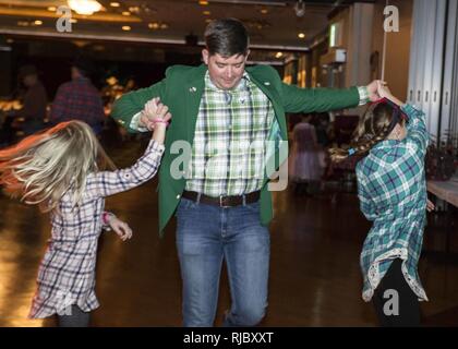 Service für Mitglieder und ihre Töchter nehmen an der Stiefel'n Belles Daddy-Daughter Dance an Marine Corps Air Station Iwakuni, Japan, Jan. 13, 2018. Väter und Töchter tanzten, machte Bilder, Spiele gespielt und gewonnen Gewinnspiel Wettbewerbe, wie sie die Nacht gemeinsam erstellt und Erinnerungen zusammen. Stockfoto