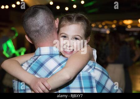 Service für Mitglieder und ihre Töchter nehmen an der Stiefel'n Belles Daddy-Daughter Dance an Marine Corps Air Station Iwakuni, Japan, Jan. 13, 2018. Väter und Töchter tanzten, machte Bilder, Spiele gespielt und gewonnen Gewinnspiel Wettbewerbe, wie sie die Nacht gemeinsam erstellt und Erinnerungen zusammen. Stockfoto