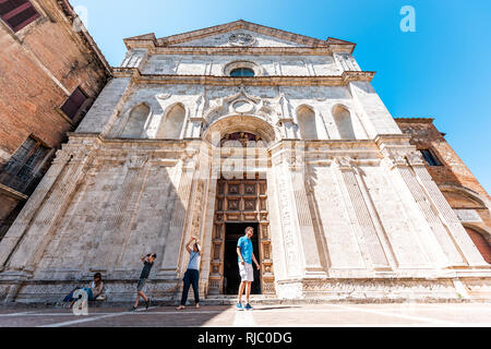 Montepulciano, Italien - 28 August, 2018: Nahaufnahme von Fassade äußere Architektur des hl. Agostino katholische Kirche auf der Straße in einer kleinen Stadt Dorf in T Stockfoto