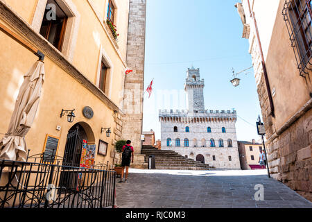 Montepulciano, Italien - 28 August, 2018: Allee Straße in der kleinen Stadt Dorf in der Toskana Schmale während der Tag auf sonnigen Sommertag mit piazza Square Stockfoto