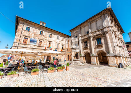 Montepulciano, Italien - 28. August 2018: Straße in der kleinen Stadt Dorf in der Toskana bei Tag auf sonnigen Sommertag mit Piazza Grande entfernt Weitwinkel vi. Stockfoto